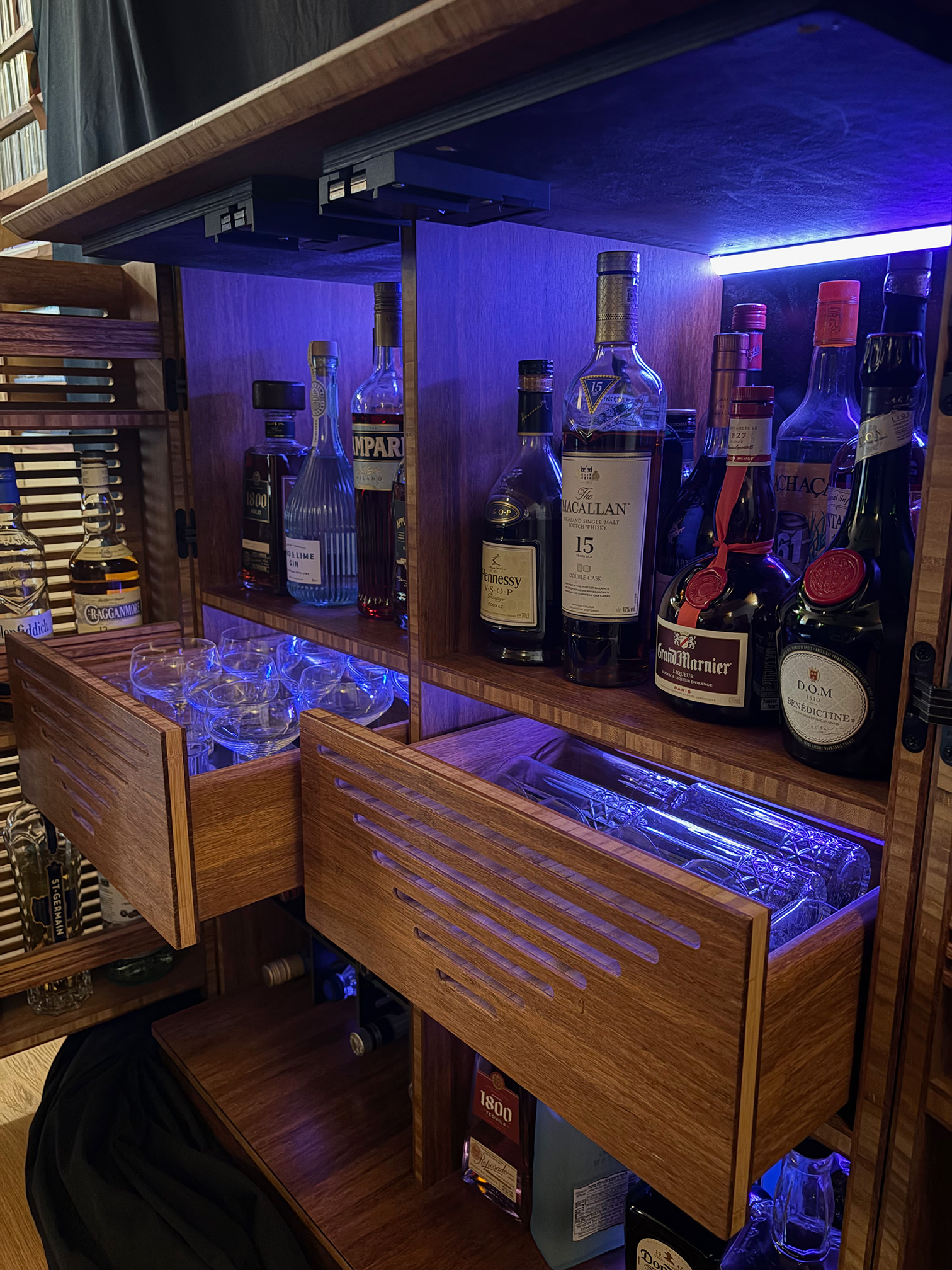 Full-extension drawer with internal LED lighting
